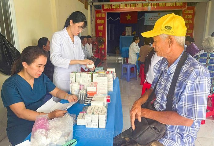  Đảng uỷ, UBND xã Đất Mới quan tâm, hỗ trợ lực lượng làm nhiệm vụ; đồng thời cấp kinh phí mua một số loại thuốc thông thường để cấp phát miễn phí cho người dân.