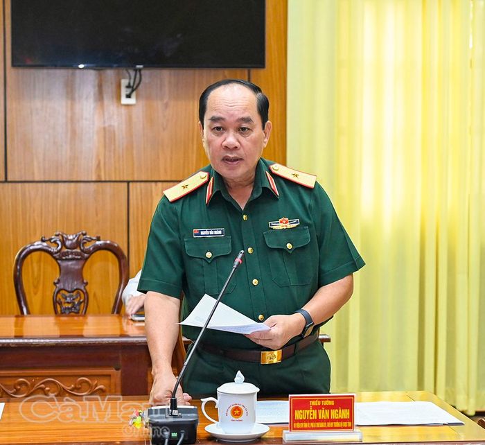 Thiếu tướng Nguyễn Văn Ngành, Uỷ viên Ban Thường vụ Tỉnh uỷ, Phó Bí thư Đảng uỷ Quân sự tỉnh, Chỉ huy trưởng Bộ CHQS tỉnh gợi ý thảo luận, đánh giá những kết quả nổi bật trong thực hiện nhiệm vụ tháng 9.