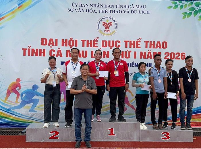 Trước đó, chiều 26/9, môn bi sắt đã hoàn thành các nội dung thi đấu và trao giải. Trong ảnh: Ông Huỳnh Minh Thảo, Giám đốc Trung tâm Huấn luyện và Thi đấu thể dục thể thao tỉnh, trao giải cho các vận động viên xuất sắc ở môn bi sắt, nội dung đôi nam - nữ.