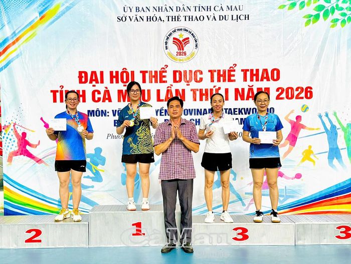 Ban tổ chức trao Huy chương Vàng môn bóng bàn, nội dung đơn nữ cho vận động viên Đinh Gia Lịnh.