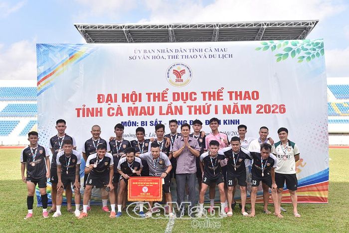 Ông Trần Thanh Tú, Phó Giám đốc Trung tâm Huấn luyện và Thi đấu thể dục thể thao tỉnh, trao Huy chương Đồng cho đội Đạt Linh.