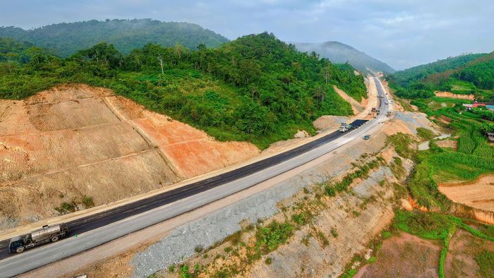 Thi công trên công trường cao tốc Đồng Đăng - Trà Lĩnh.