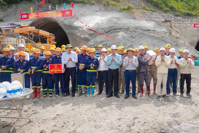 Trong chương trình kiểm tra, Bộ trưởng Xây dựng Trần Hồng Minh đã tới thăm và tặng quà hơn 100 cán bộ, kỹ sư và công nhân đang thi công hạng mục hầm số 4 (xã Trà Lĩnh, tỉnh Cao Bằng). Hầm dài 347 m, được thi công từ ngày 14/4/2026. Dự kiến tới cuối tháng 10/2026, hai nhánh của hầm chính thức được đào thông.