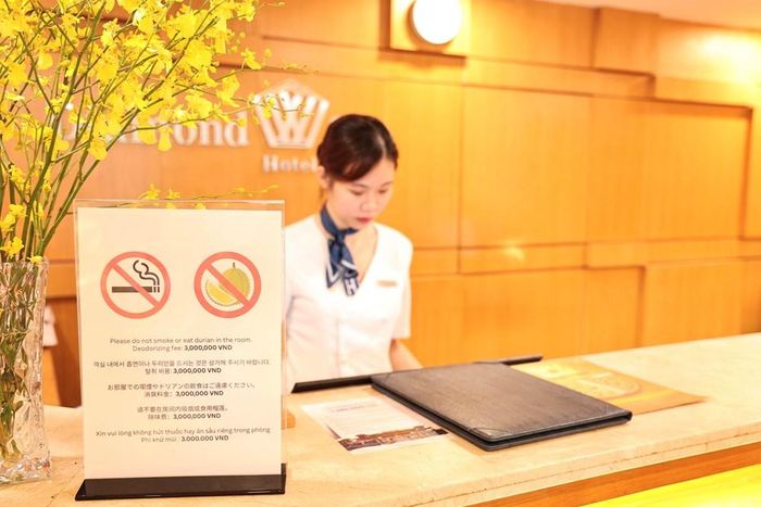 Hệ thống biển báo cấm hút thuốc theo quy định được khách sạn bố trí nhiều nơi. Ảnh: Khách sạn Diamond Sea, Đà Nẵng
