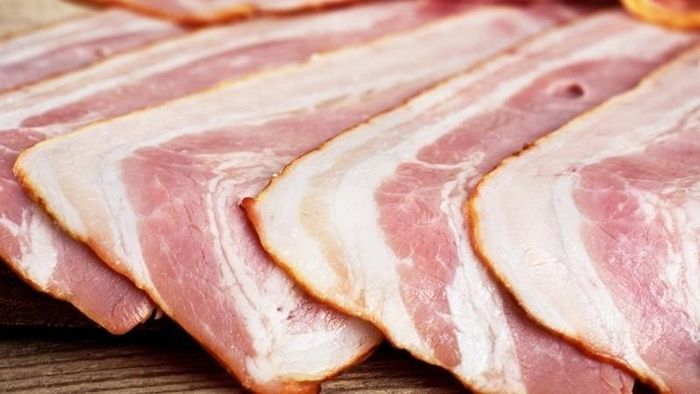 Để kéo dài thời gian sử dụng, bạn có thể bảo quản thịt xông khói trong ngăn mát, ngăn đá tủ lạnh. Ảnh minh họa