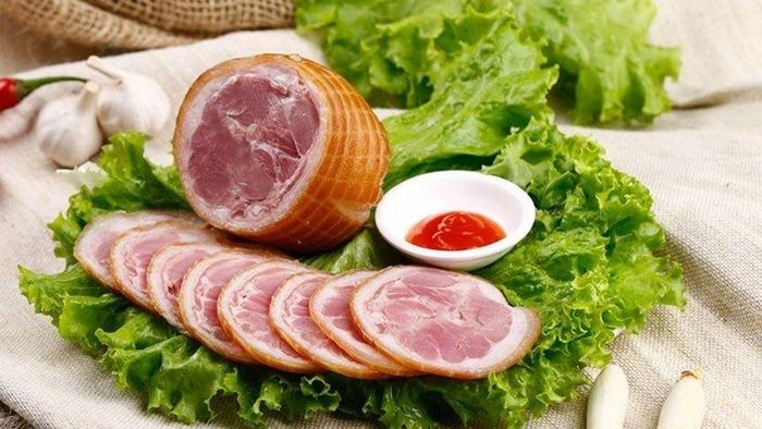 Thịt xông khói là món ăn thơm ngon, hấp dẫn và được nhiều người yêu thích. Ảnh minh họa
