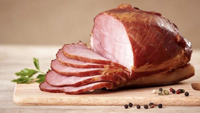 Đối với thịt xông khói đã chế biến nhưng không sử dụng hết, bạn hãy cho vào hộp kín rồi cho vào ngăn mát để bảo quản. Ảnh minh họa