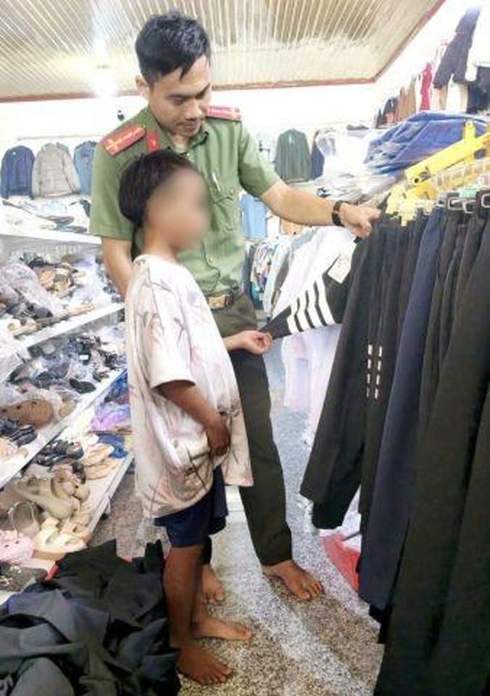 Đoàn viên Chi đoàn Công an xã Ngọc Linh đưa em A Quốc đi mua quần áo, chăn gối. Ảnh: CA tỉnh Quảng Ngãi. ↵