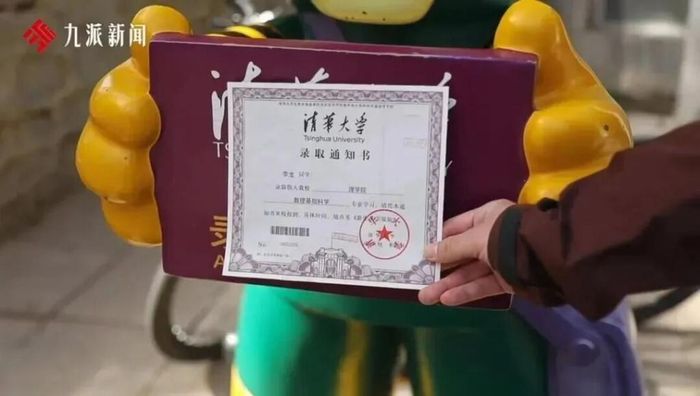 Giấy báo trúng tuyển Đại học Thanh Hoa cách đây 18 năm của Lý Long. Ảnh: Jiupai News