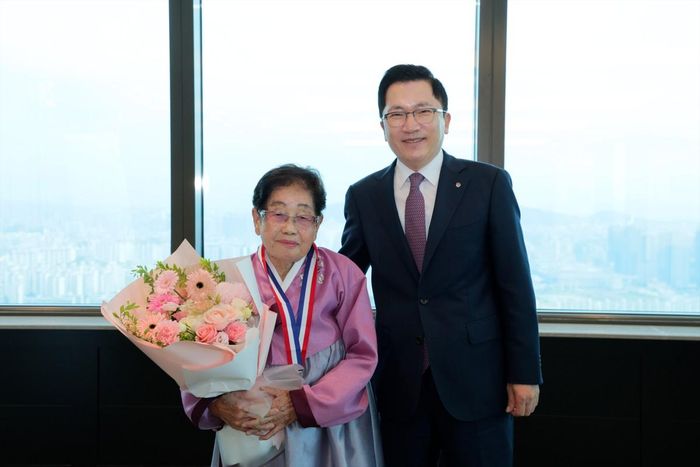 Bà Kim Sook-ja (trái). Ảnh: Seoul Economic Daily