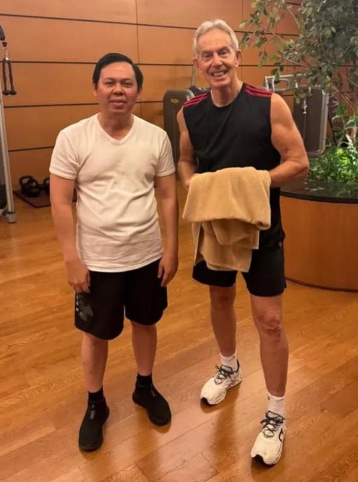 Cơ tay ấn tượng của cựu Thủ tướng Tony Blair (phải). Ảnh: Instagram/@sbnajamudin