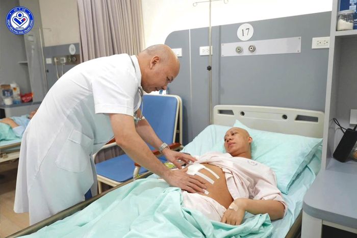 TS.BS Nguyễn Văn Thắng - Trưởng Khoa Phụ ung thư thăm khám cho chị T. sau ca phẫu thuật. Ảnh: BVCC