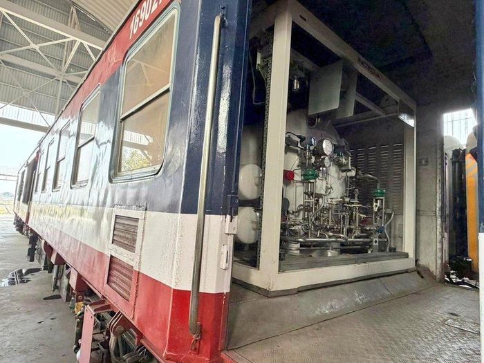 Cận cảnh hệ thống nhiên liệu kép lắp bên trong toa động lực.