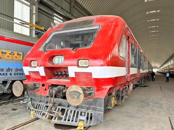 Đoàn tàu DEMU sử dụng hệ thống nhiên liệu kép LNG - diesel đầu tiên của Ấn Độ tại Sabarmati, Ahmedabad. Trong ảnh là đầu tàu DEMU. Ảnh: Ahmedabad Division/Railways.