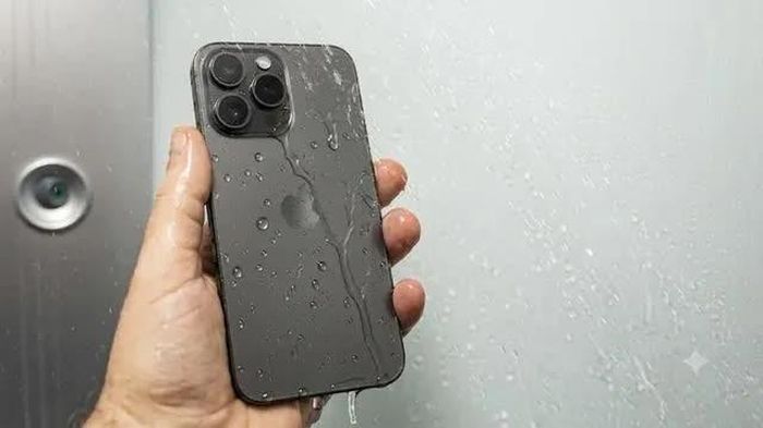 Điện thoại chống nước vẫn có thể bị hỏng bởi thói quen mang điện thoại vào phòng tắm, phòng xông hơi