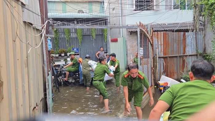 CBCS Công an P.Hiệp Bình cùng người dân bơm thoát nước sau trận mưa lớn đêm 10/9