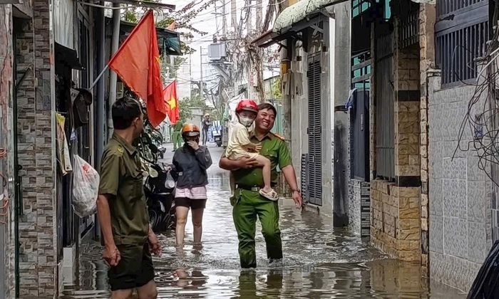 CAP Hiệp Bình, TPHCM đưa một học sinh ra khỏi khu vực ngập để đến trường