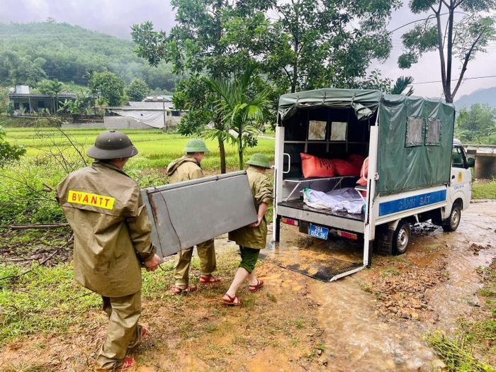 Lực lượng Công an luôn có mặt để hỗ trợ người dân ở các vùng bị thiên tai