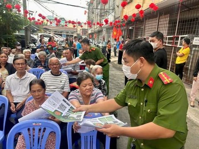 Phát tờ rơi tuyên truyền ANTT cho người dân
