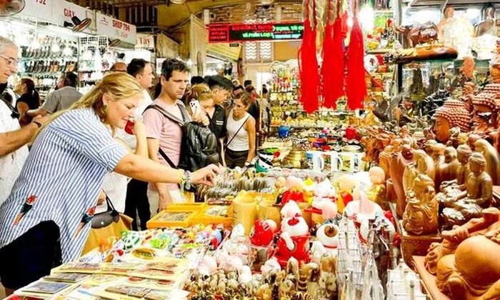 Khách du lịch tham quan, mua sắm tại TPHCM