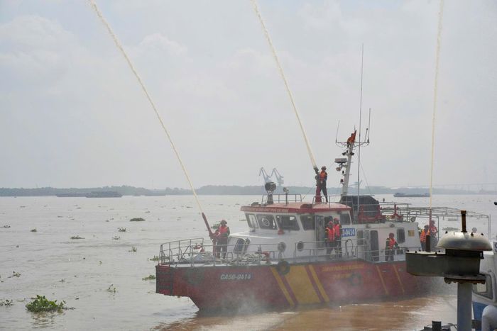 Chiến thuật chữa cháy nhanh chóng được triển khai khi xà lan dầu trong quá trình cập cầu tàu đã bất ngờ gặp sự cố rò rỉ nguồn nhiệt, dẫn đến hỏa hoạn
