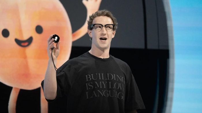 Mark Zuckerberg, giám đốc điều hành của Meta Platforms Inc., đã giới thiệu thiết bị Muse Charm tại sự kiện Meta Connect ở Menlo Park, California, Mỹ ngày 23/9. Ảnh: Getty.