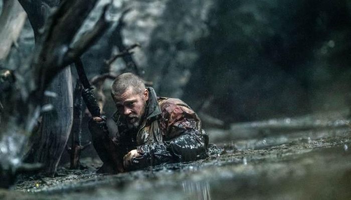 Tài tử Brad Pitt quay phim bất chấp điều kiện thời tiết và địa hình.