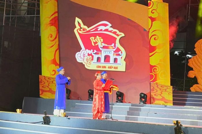 Nghi lễ tuyên đọc văn tế Đức Thánh Trần. Ảnh nguồn CTTTP