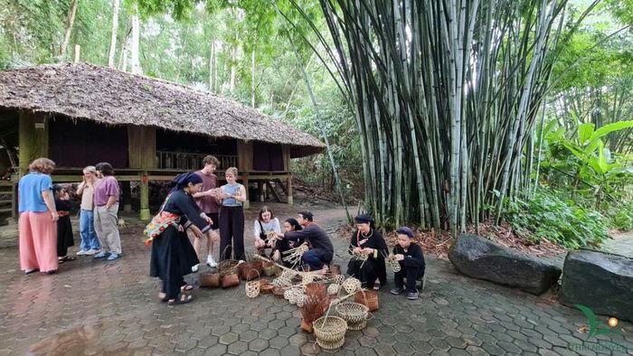 Khách tham quan và cư dân cùng trải nghiệm Ảnh: nguồn Du lịch Thái Nguyên