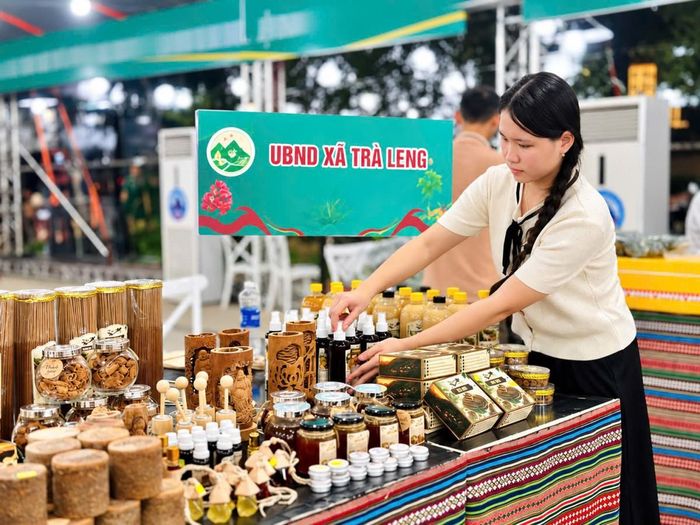 Các sản phẩm từ quế và dược liệu được trưng bày đa dạng, mở thêm cơ hội quảng bá sản vật và sinh kế của người dân vùng cao. (Ảnh: QK)