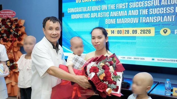 GS. TS. BS Phạm Như Hiệp, Giám đốc BVTW Huế tặng hoa chúc mừng bệnh nhi ra viện