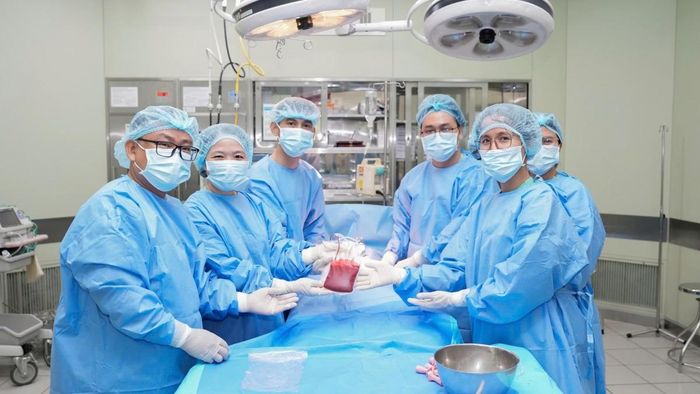 Ekip Bác sĩ chuẩn bị máu để truyền cho bệnh nhân