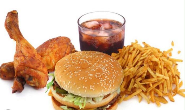 Hạn chế nước ngọt và đồ ăn nhanh để giảm nguy cơ điều trị bệnh chuyển hóa khi còn trẻ.