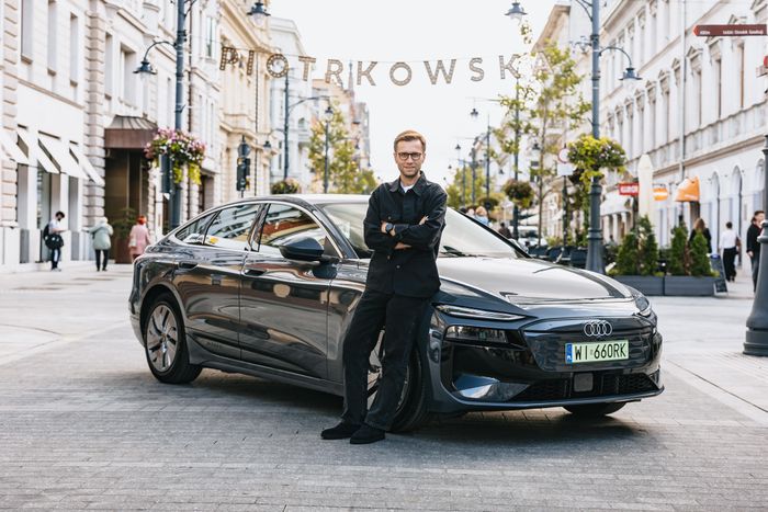 Tay đua Miko Marczyk bên cạnh mẫu Audi A6 Sportback e-tron vừa hoàn thành quãng đường 1.338 km sau một lần sạc.