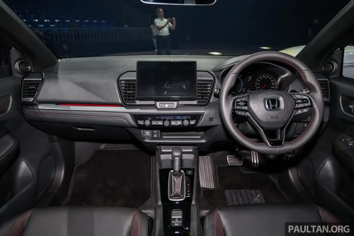 Khoang nội thất của Honda City 2026 facelift có thiết kế không đổi. Kích cỡ màn hình giải trí trung tâm trên các phiên bản V và RS được nâng lên 10 inch. (Nguồn: paultan.org)