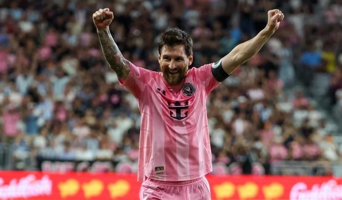 Lionel Messi ghi bàn từ cú đá phạt ở góc sút rất hẹp. (Ảnh: AP)
