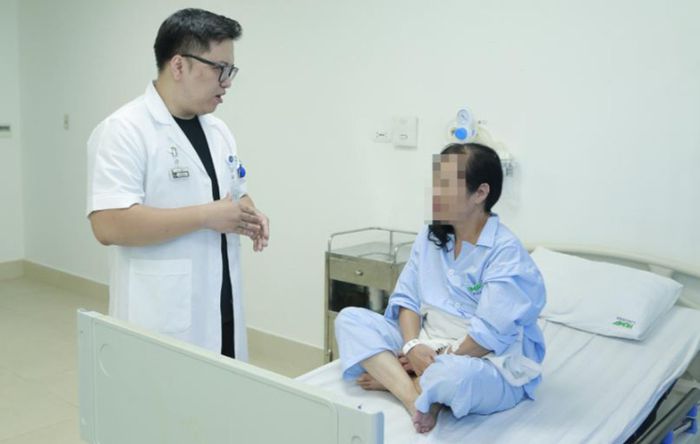 Bệnh nhân tỉnh táo, tiếp xúc tốt, không ghi nhận dấu hiệu bất thường về thần kinh.