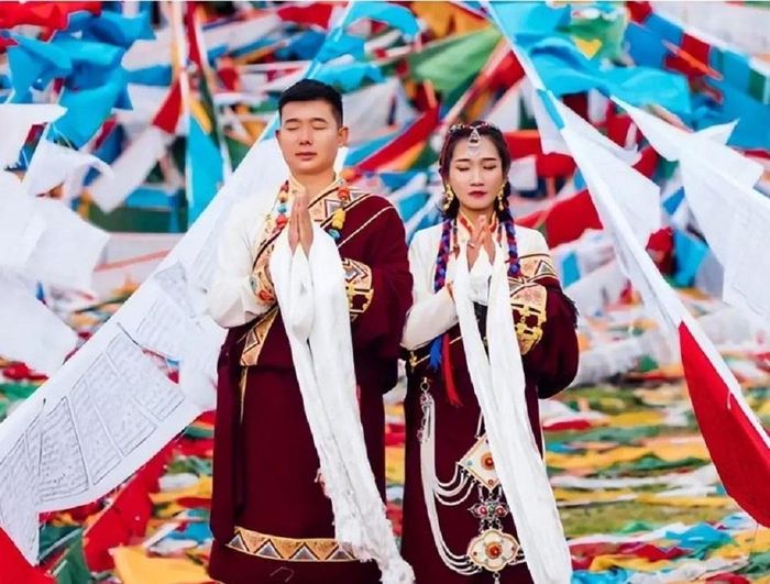 Trong lễ cưới, các cặp đôi nhận được rất nhiều khăn trắng từ người thân, bạn bè như lời chúc phúc.