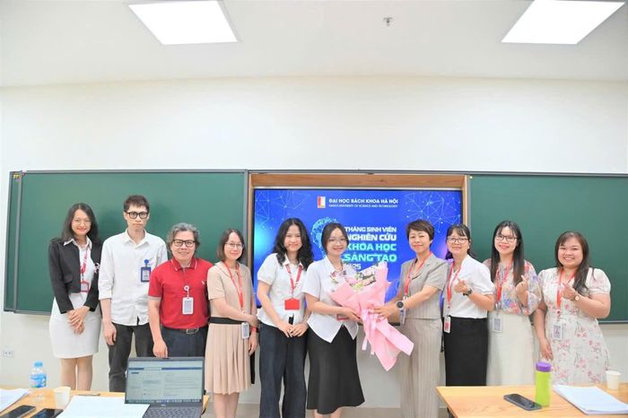Thu Giang (đeo kính) tại Lễ trao giải Sinh viên Nghiên cứu khoa học của Đại học Bách khoa Hà Nội.