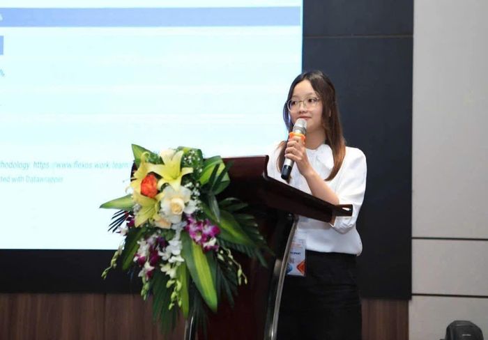 Nữ sinh phát biểu tại một hội nghị khoa học.
