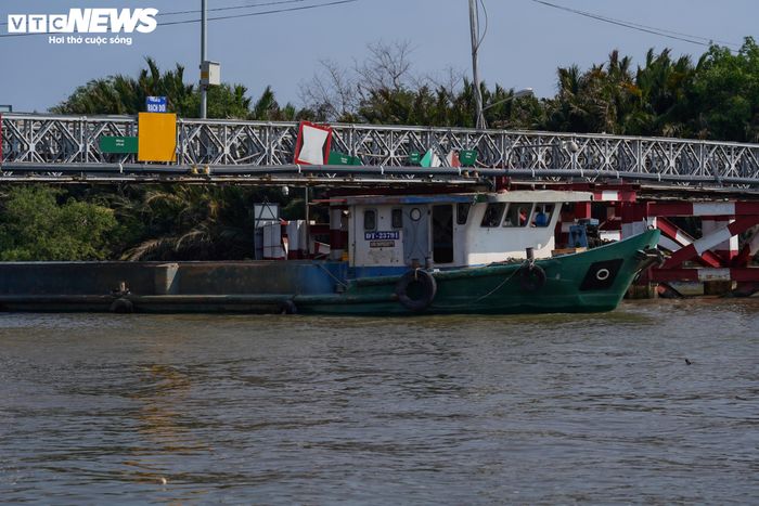 Ngoài phục vụ giao thông, cầu Rạch Dơi hiện còn là nơi lắp đặt đường ống dẫn nước từ TP.HCM sang Tây Ninh để cung cấp nước sạch cho người dân.