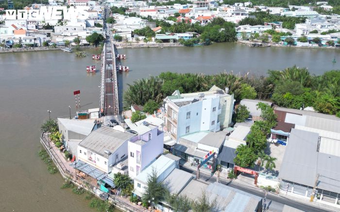 Ghi nhận của PV Báo Điện tử VTC News, cầu Rạch Dơi hiện nằm trên tuyến Lê Văn Lương, kết nối xã Hiệp Phước (TP.HCM) với xã Cần Giuộc (Tây Ninh).