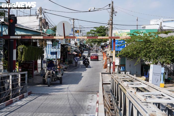 Bà Thu Hồng (51 tuổi, ngụ xã Hiệp Phước) cho biết vào giờ cao điểm, khu vực cầu thường xuyên xảy ra ùn tắc do nhu cầu đi lại giữa TP.HCM và Tây Ninh lớn. “Người dân địa phương mong xây cầu mới từ lâu nhưng chưa biết đến bao giờ mới thành hiện thực”, bà Hồng nói.