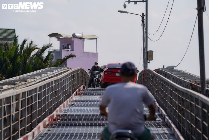 Do mặt cầu hẹp, mỗi khi ô tô lưu thông, người đi xe máy theo chiều ngược lại phải di chuyển sát thành cầu để tránh va chạm. Người dân địa phương cho biết cầu thường rung lắc khi phương tiện lưu thông, đặc biệt vào những thời điểm lượng xe qua lại đông.
