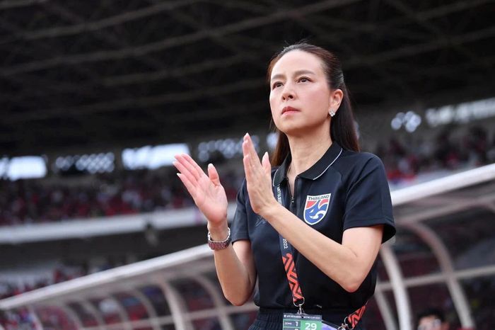 Nualphan Lamsam, thường được gọi là Madam Pang, hiện giữ chức Chủ tịch Liên đoàn Bóng đá Thái Lan (FAT). (Ảnh: Madam Pang)