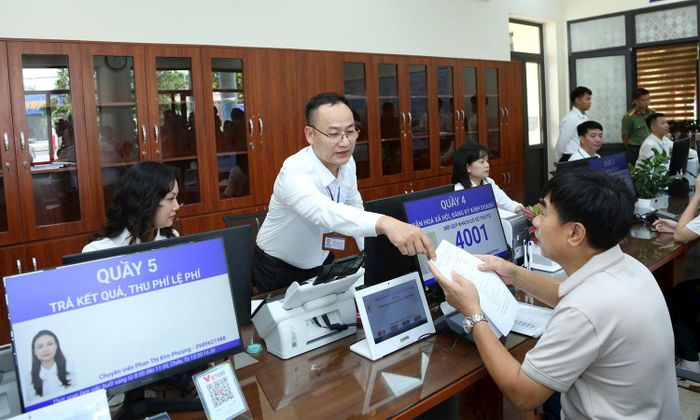 Cán bộ hướng dẫn người dân làm thủ tục hành chính tại xã Phúc Thịnh, TP Hà Nội. (Ảnh: Phạm Hùng) 
