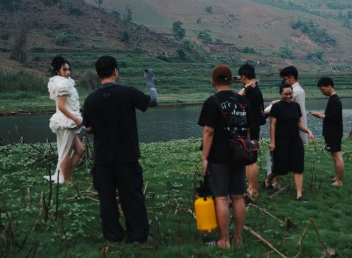 Nữ nghệ sĩ và ê-kíp băng rừng, lội suối để thực hiện MV.