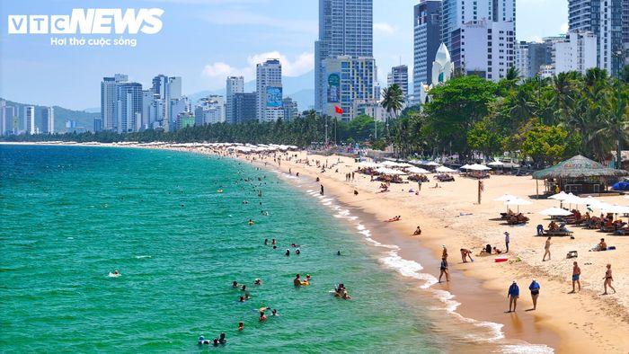 Bãi biển Nha Trang dài và thoáng đãng hơn sau khi các công trình trên bãi biển được tháo dỡ. Du khách có thêm không gian để tắm biển và ngắm cảnh.