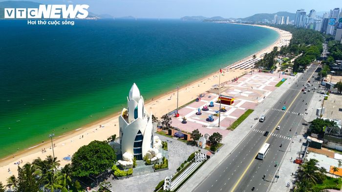 Quang cảnh đẹp và thoáng của trung tâm Nha Trang nhìn ra biển.