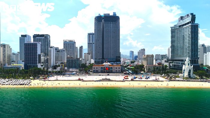 Quảng trường 2/4 và tháp Trầm Hương là không gian công cộng lớn ở trung tâm Nha Trang, phục vụ người dân, du khách vui chơi, tập thể dục, ngắm biển. Đây cũng là nơi thường xuyên diễn ra lễ hội, sự kiện văn hóa - nghệ thuật và Festival Biển.